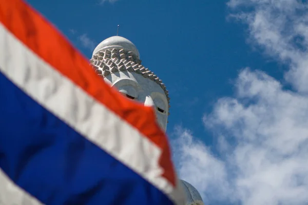 Thaiföld zászló integet Big Buddha emlékmű felett — Stock Fotó