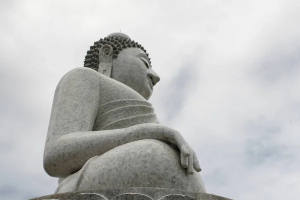 Großes Buddha-Denkmal vor blauem wolkenverhangenem Himmel — Stockfoto