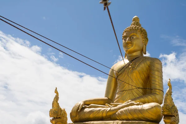 Grande monumento dourado de Buda na construção — Fotografia de Stock