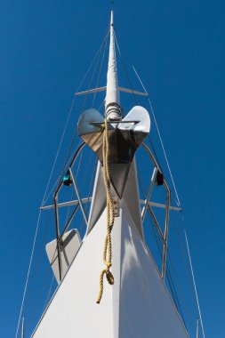 Mavi gökyüzü arka planda bir Yelkenli Yat yay üzerinde yakın