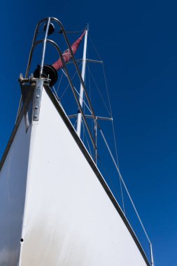 Mavi gökyüzü arka planda bir Yelkenli Yat yay üzerinde yakın