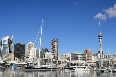 Auckland, Yeni Zelanda - 14 Haziran: Auckland manzarası. Auckland, binalar, gökyüzü kule ve deniz araçları ile bağlantı noktasından görüntülemek.