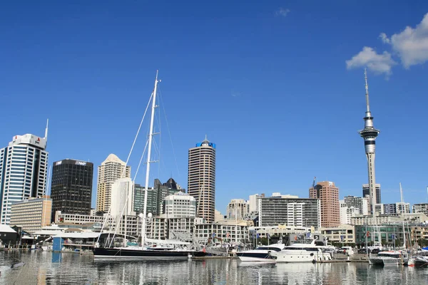 Auckland, Yeni Zelanda - 14 Haziran: Auckland manzarası. Auckland, binalar, gökyüzü kule ve deniz araçları ile bağlantı noktasından görüntülemek.