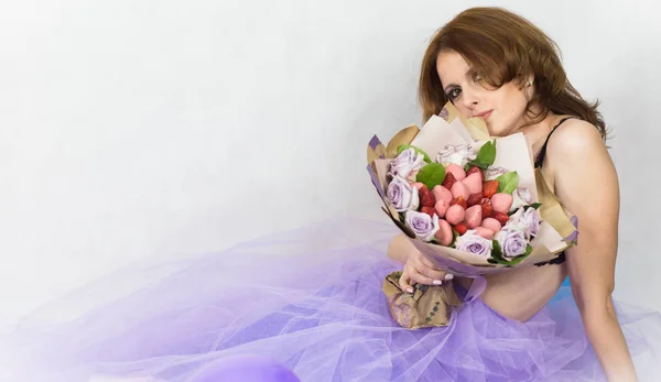 Mooie Vrouw Paarse Rokje Holding Boeket Van Bloemen Aardbei Snoep — Stockfoto