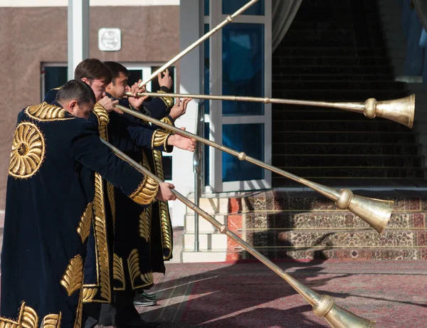 Tashkent, Üzbegisztán - December 9, 2011: Zenész férfiak hagyományos kaftans játszik a karnay — Stock Fotó