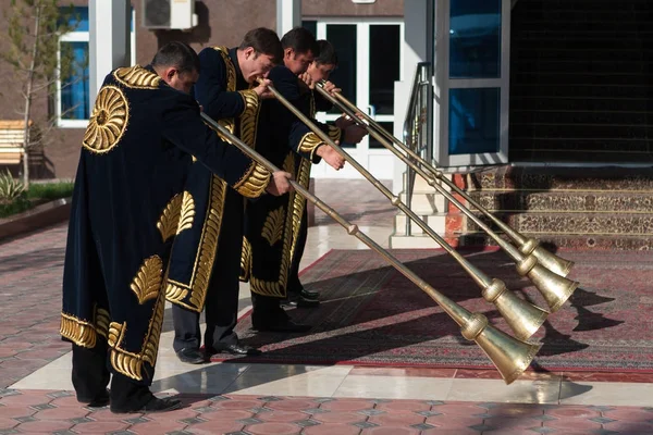 TASHKENT UZBEKISTAN - 9 de diciembre de 2011: Músicos en kaftanes tradicionales tocando el karnay — Foto de Stock