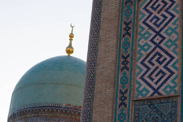 Tasjkent, Uzbekistan - December 9, 2011: Historiska tornet på Hast Imam Square — Stockfoto