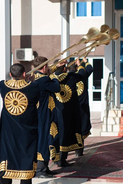 Uzbekistan Taszkient - 9 grudnia 2011: Muzyk mężczyzn w tradycyjnych Kaftany gra karnay — Zdjęcie stockowe