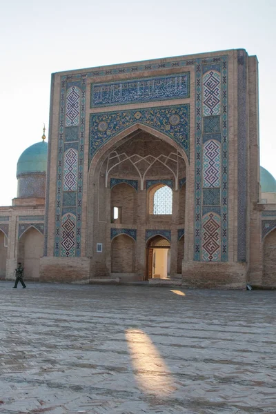 Taşkent, Özbekistan - 9 Aralık 2011: Tarihi bina Hast Imam Meydanı — Stok fotoğraf