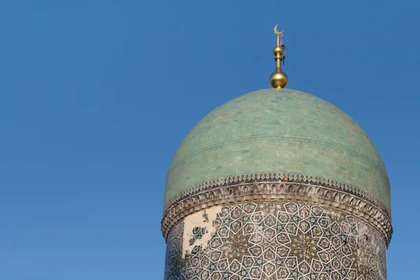 Tasjkent, Uzbekistan - December 9, 2011: Historiska tornet på Hast Imam Square — Stockfoto