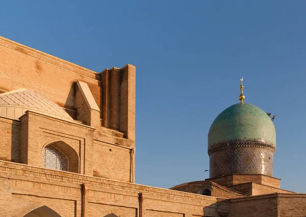 Τασκένδη, Ουζμπεκιστάν - Δεκέμβριος 9, 2011: Ιστορικό κτίριο στην πλατεία ιμάμη Hast — Φωτογραφία Αρχείου