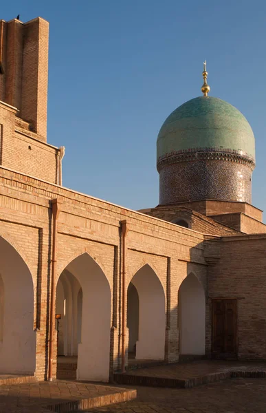 Tasjkent, Uzbekistan - December 9, 2011: Historisk byggnad på Hast Imam Square — Stockfoto