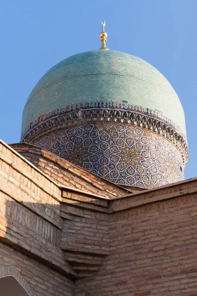 Tasjkent, Uzbekistan - December 9, 2011: Historiska tornet på Hast Imam Square — Stockfoto