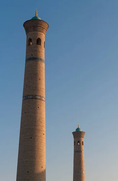 Tasjkent, Uzbekistan - December 9, 2011: Två historiska torn på Hast Imam Square — Stockfoto