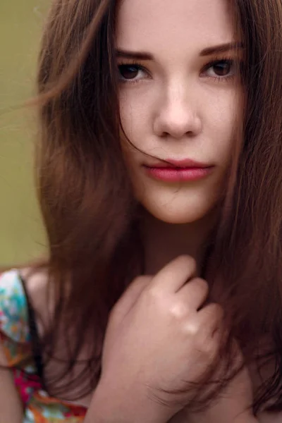 Csinos fiatal lány arca közelről portré streaming haj. — Stock Fotó