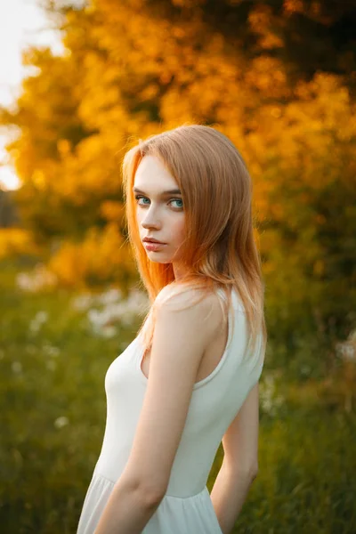 Närbild porträtt av en vacker flicka som står i fältet — Stockfoto