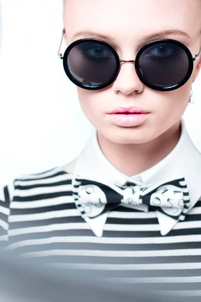 Sensuelle fille élégante en lunettes de soleil portrait gros plan — Photo