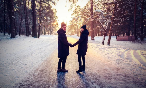 쩍 손을 잡고 커플입니다. 겨울, 맑은, 포레스트, 휴양, 레저, 의류. — 스톡 사진