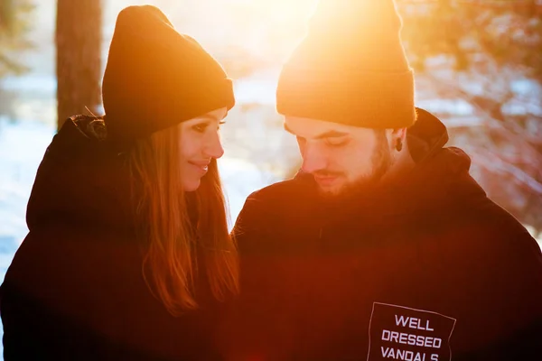 Venkovní módní portrét mladého smyslného páru v chladném zimním počasí. — Stock fotografie