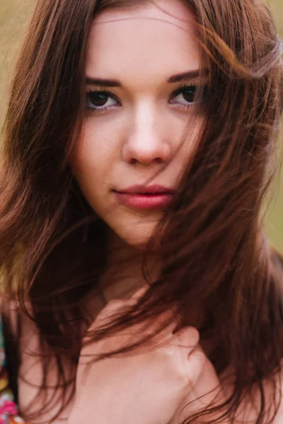 Roztomilá mladá dívka obličeje zblízka portrét s streaming vlasy. — Stock fotografie