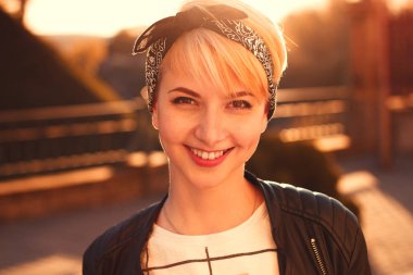 genç gülümseyen kadın açık havada dikey. yumuşak güneşli colors.close portresi.