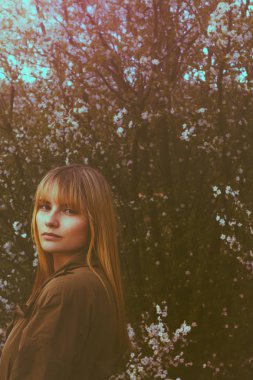 Kız açık bahar portre çiçekler ile