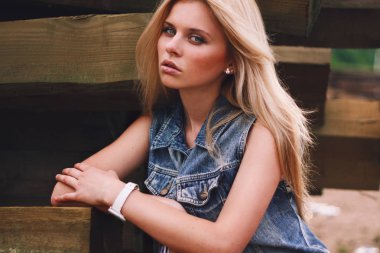 Şirin moda kız. Genç ve güzel kız Kot ceket