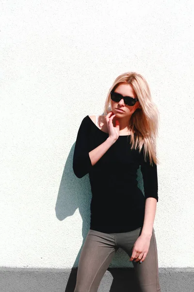 Moda chica hipster en gafas de sol fresco — Foto de Stock
