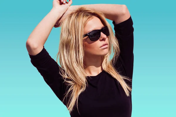 Mode-Hipster-Mädchen mit cooler Sonnenbrille — Stockfoto