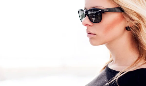 Moda chica hipster en gafas de sol fresco — Foto de Stock