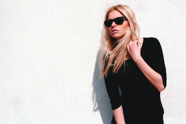 Mode hipster meisje in coole zonnebril — Stockfoto