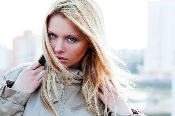 Outdoor Portret van sensuele jongedame in de kap-closeup — Stockfoto