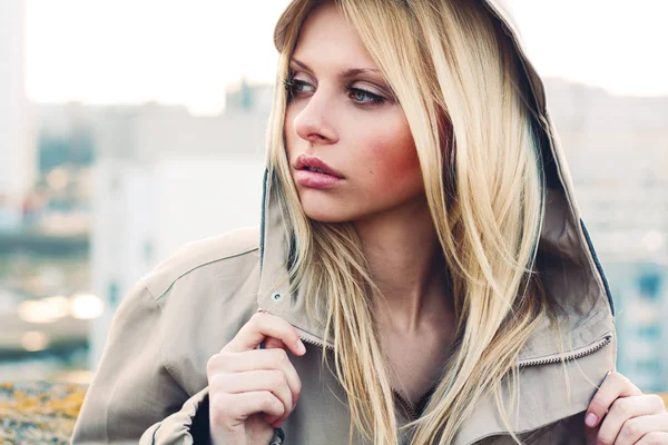 Outdoor Portret van sensuele jongedame in de kap-closeup — Stockfoto