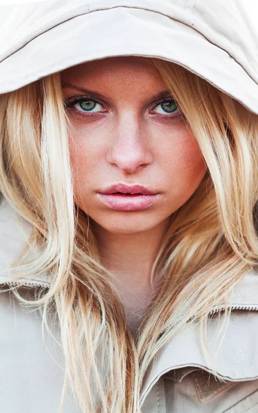 Retrato ao ar livre de jovem sensual mulher no capô closeup — Fotografia de Stock
