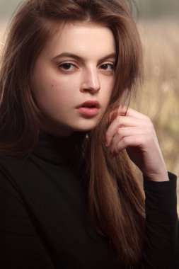 Bir alanda güzel esmer