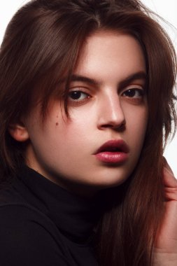 Temiz ciltli güzel bir genç kadın. Kozmetik, güzellik ve kaplıca .