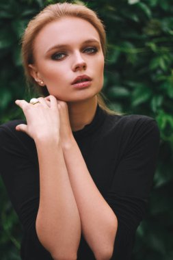 genç kadının önünde yeşil yaprakları