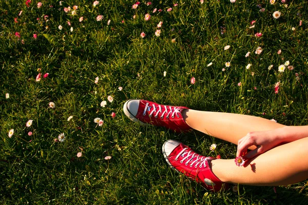 Подростковые ноги в кроссовках — стоковое фото