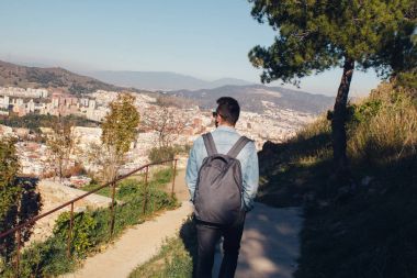 adam dağlarında seyahat yaşam tarzı başarı kavramı macera aktif tatiller hiking sırt çantası ile