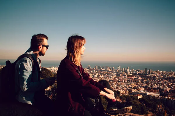 Couple looking at the cityscape — Stock Photo, Image