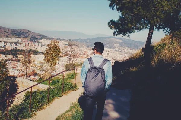 Człowiek z plecak piesze wycieczki w góry aktywne wakacje przygoda koncepcja sukcesu styl życia — Zdjęcie stockowe