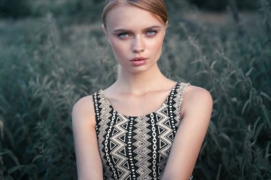 Yeşil alan yaz aylarında güzel kız