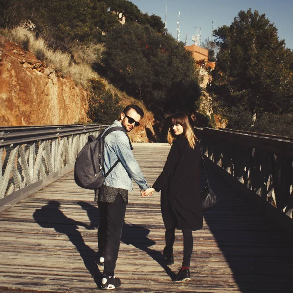 Couple walking on a bridge in the mountains — Stock Photo, Image