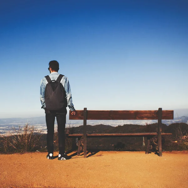 Man with backpack standing in mountains and looking on the valley. Travel lifestyle success concept adventure active vacations horizon — Stock Photo, Image