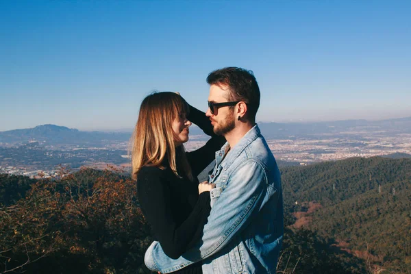 Couple hugging in the mountains — Stock Photo, Image