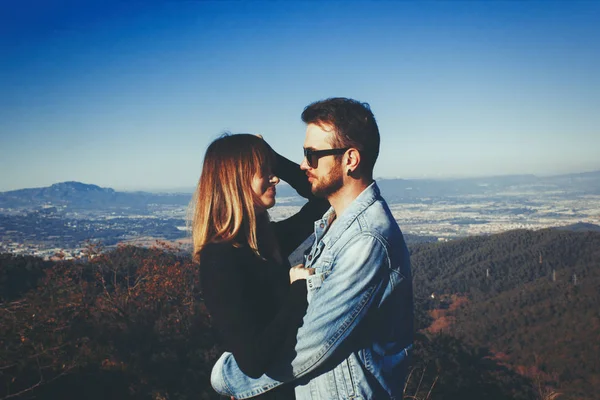 Couple hugging in the mountains — Stock Photo, Image