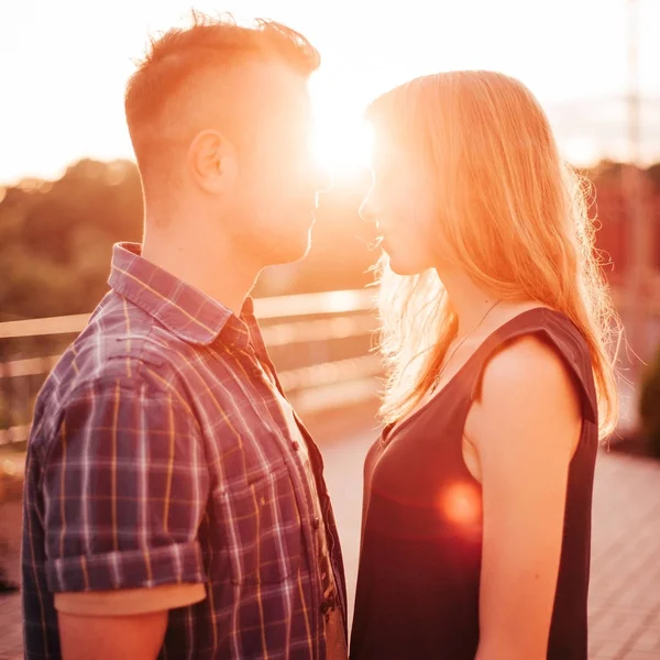 Boy kissing girl on the sunset — Stock Photo, Image