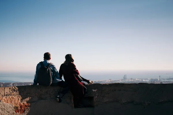 Couple looking at the cityscape — Stock Photo, Image