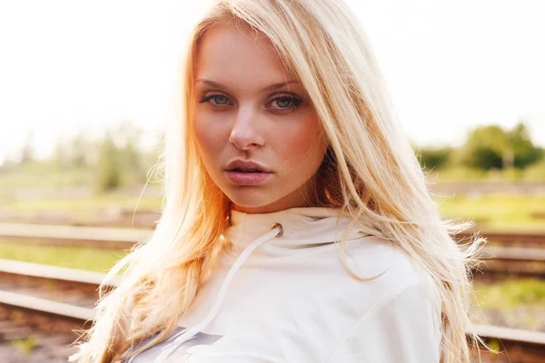 Outdoor Portret Van Mooie Blonde Vrouw — Stockfoto