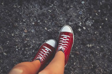 Neşeli genç kadın seksi bacaklar ve kırmızı ayakkabılar